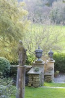 Sculptures et urnes ponctuent les terrasses du manoir Iford en janvier 