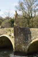 Statue de Britannia sur un pont sur la rivière Frome à côté du manoir Iford 