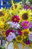 Bouquet de fleurs d'été dont Dahlia, Tournesols, Amaranthus caudatus, Solidago, Agastache et Malva. 