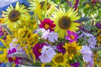 Bouquet de fleurs d'été dont Dahlia, Tournesols, Amaranthus caudatus, Solidago, Agastache et Malva. 
