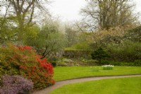 Azalée, Erica, Prunus et un jardin de rocaille dans les jardins du château de Cawdor. 