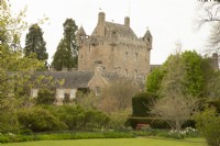Château de Cawdor et jardins au printemps. 