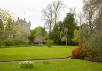Château et jardins de Cawdor au printemps. 