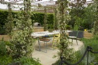 RHS Chelsea Flower Show 2023 - treillis au-dessus de la salle à manger du jardin communautaire de London Square conçu par James Smith 