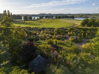 Vue aérienne du jardin sec avec le lac Blagdon au jardin biologique de Holt Farm 