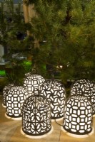 Groupe de lampes luminescentes en laiton faites à la main sur la terrasse près du Pinus sylvestris - Pin. Concepteur : Vetschpartner, Berger Gartenbau et Livingdreams. Giardina-Zurich, Suisse..  