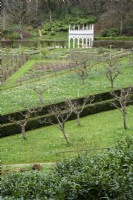 Vue sur le potager géométrique et l'Exedra au jardin rococo de Painswick dans le Gloucestershire en mars 