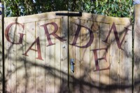 Le mot « Jardin », les lettres en acier doux rouillé attachées à la porte d'entrée du jardin Veddw. 