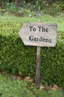 Signalisation en bois dans les jardins de Cerney House dans le Gloucestershire en mars 