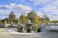 Fontaine Tazza et statues de nymphes d'eau dans les jardins italiens, Kensington Gardens, Londres, à côté de Long Water qui se connecte au lac Serpentine. 