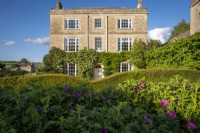 Maison Daglingworth, Gloucestershire avec Rosa rugosa 'Roseraie de l'Hay' 